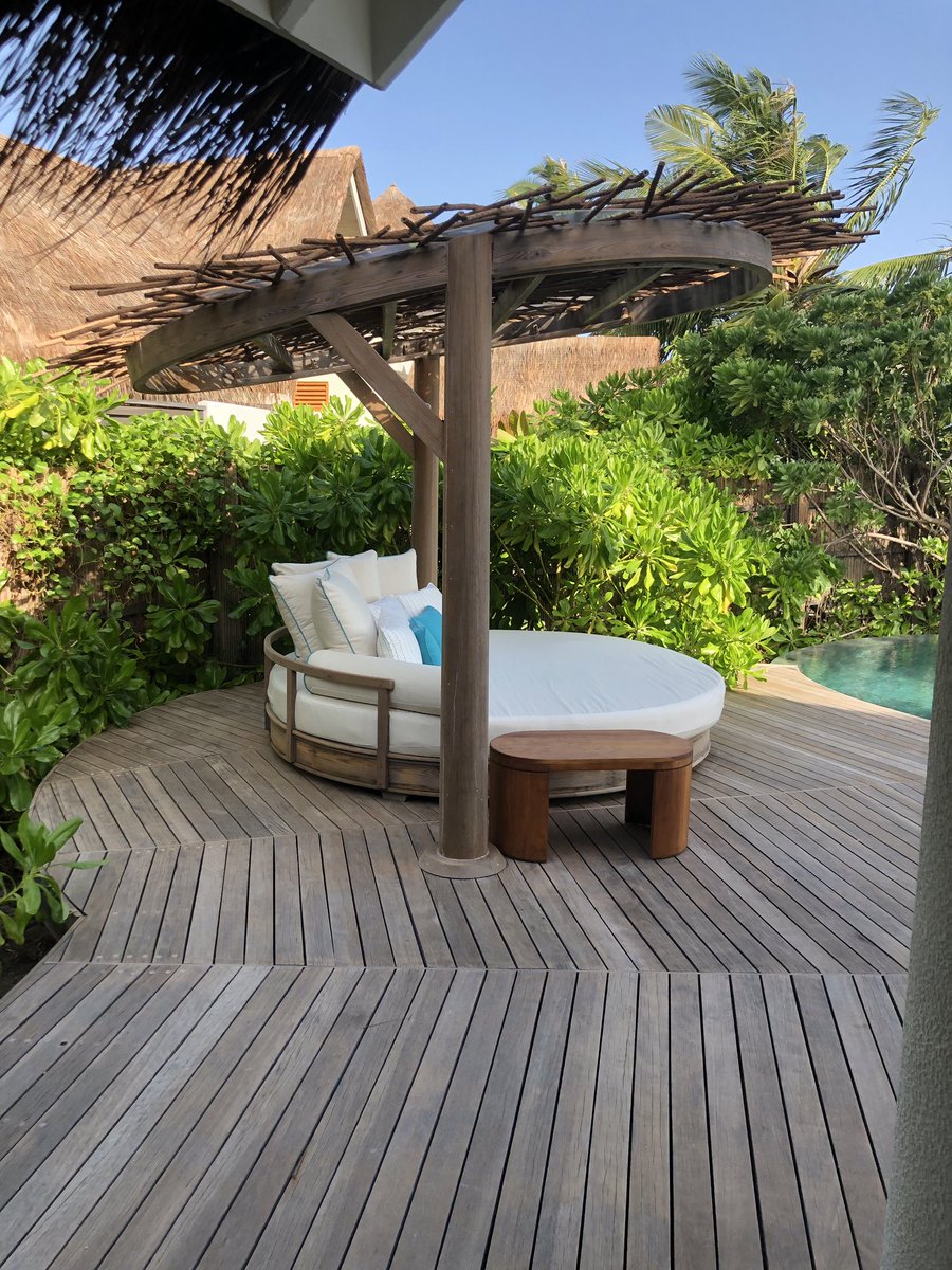 Sally_Elite's tweet photo. Milaidhoo Island #stunning #IslandLiving #beachlife #amazing #sunsets #seaplanes https://t.co/WSk7Lxs6K0
