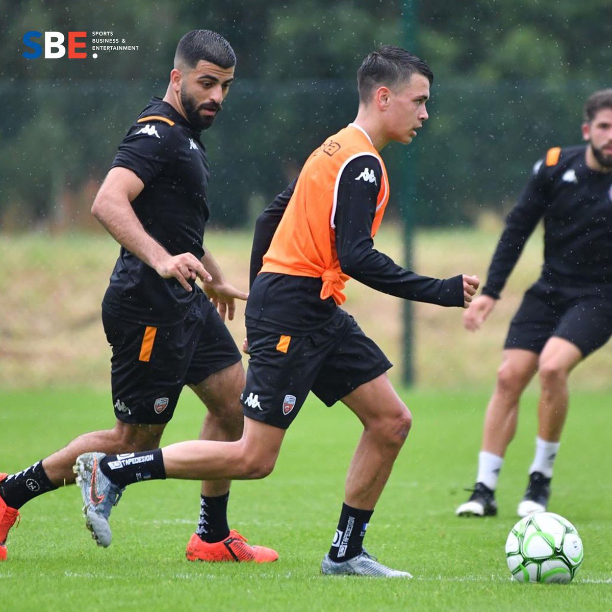 sbemanagement's tweet photo. #PreSaison ⚽🏋🏻‍♂️ Hier c'était jour de reprise pour Enzo #LeFee 💁🏻‍♂️ et son club du @FCLorient 🔶⚫️ Nous lui souhaitons une bonne saison 👊
#sbemanagement #strongertogether #teamsbe #enzolefee #fclorient #lorient #fcl #tapedesignsocks #football #switzerland #france🇨🇭🇫🇷 https://t.co/H64Tkxe63o
