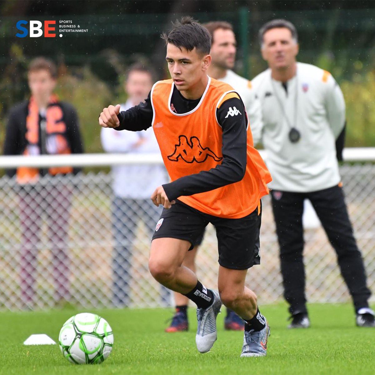 sbemanagement's tweet photo. #PreSaison ⚽🏋🏻‍♂️ Hier c'était jour de reprise pour Enzo #LeFee 💁🏻‍♂️ et son club du @FCLorient 🔶⚫️ Nous lui souhaitons une bonne saison 👊
#sbemanagement #strongertogether #teamsbe #enzolefee #fclorient #lorient #fcl #tapedesignsocks #football #switzerland #france🇨🇭🇫🇷 https://t.co/H64Tkxe63o