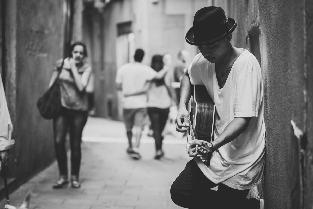 Areas_ES's tweet photo. Hoy la terraza del COMO en la Estación de Barcelona-Sants acogerá el directo de Marc Daniels. El músico barcelonés-filipino cierra el ciclo de conciertos de #COMOafterwork que ha llenado de música el establecimiento durante los miércoles de mayo y junio: https://t.co/IHYHrrg3rj https://t.co/jmJiSXIMqQ