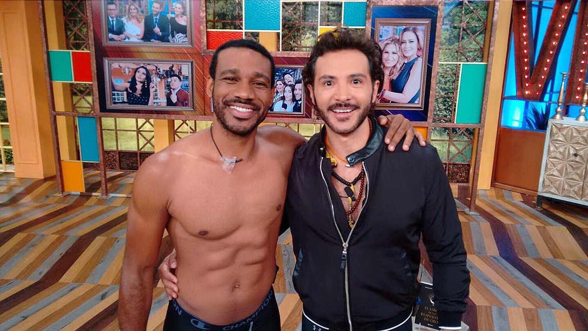 ¡El actor <a href="/HardingJunior/">Harding Junior</a> nos visita para hacer #FlexionesYReflexiones con <a href="/ALEJANDROMALDO/">Alejandro Maldonado</a> en #VLA!
🙌🏻🎉🧘🏻‍♂️📺

📲 bit.ly/VLAvivo