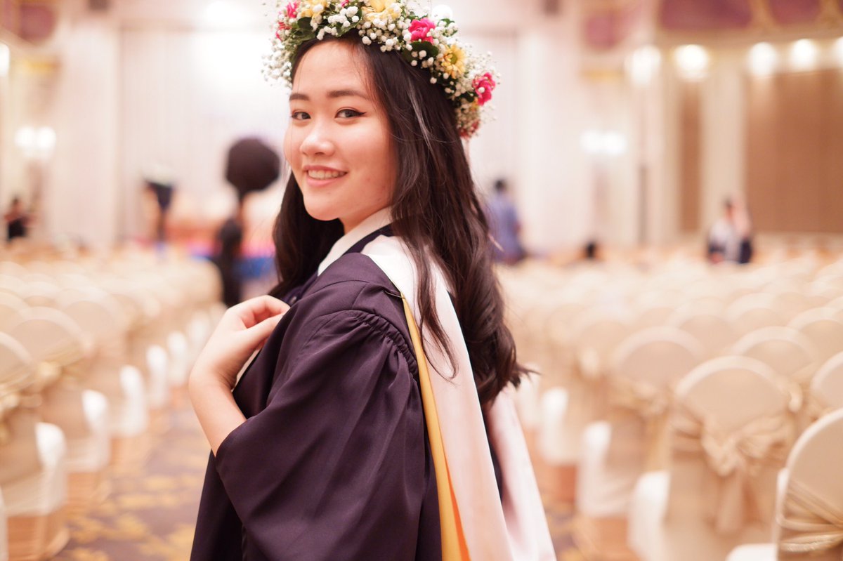 newyearsdaytstv's tweet image. I JUST GRADUATED!