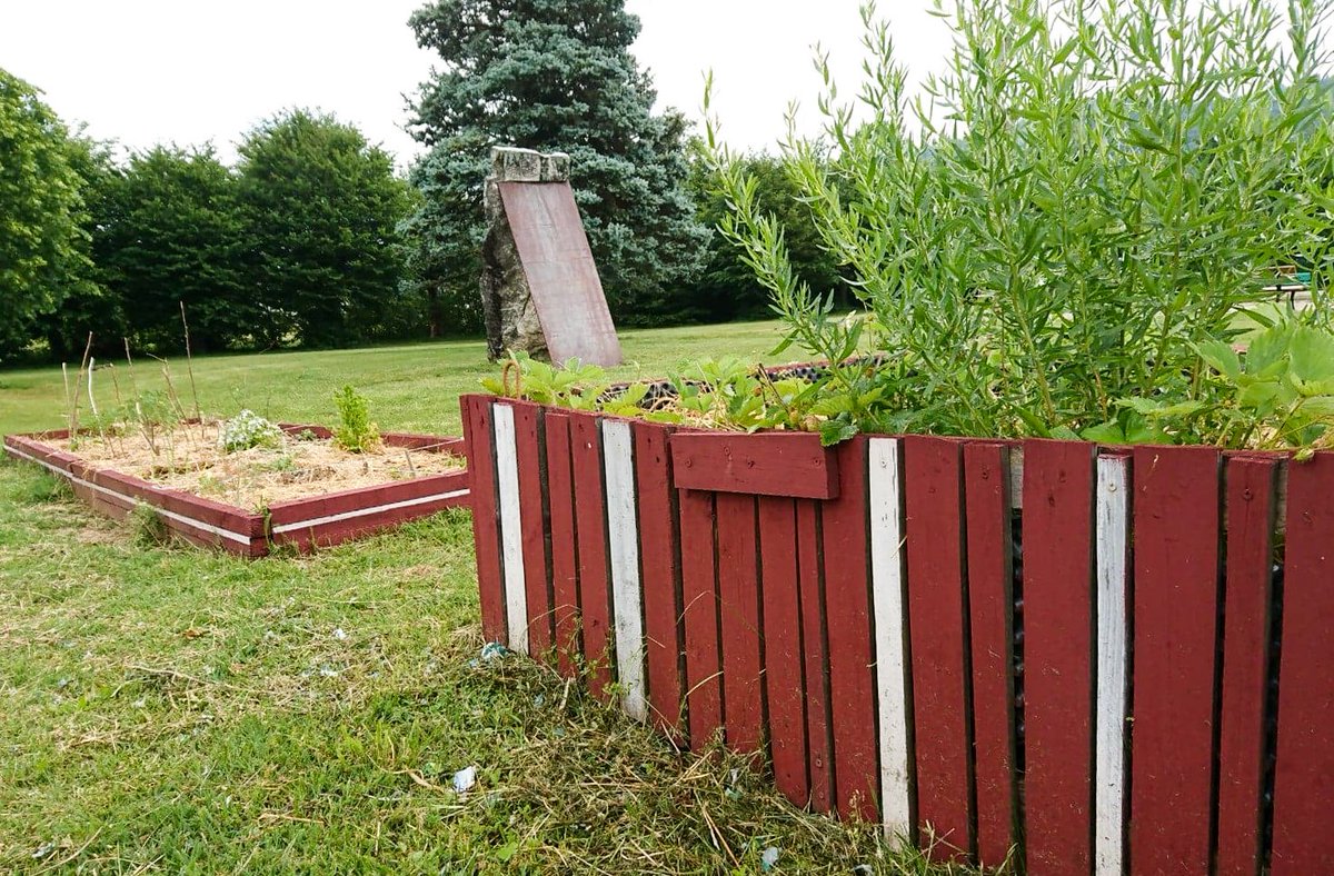 PackUpGroup's tweet image. Super initiative en faveur du développement durable! Ces trois bacs potagers partagés, installés devant la mairie de St-Etienne de Crossey, ont été fabriqués en revalorisant nos palettes usagées par le collectif "Citoyens Solidaires pour demain" !
