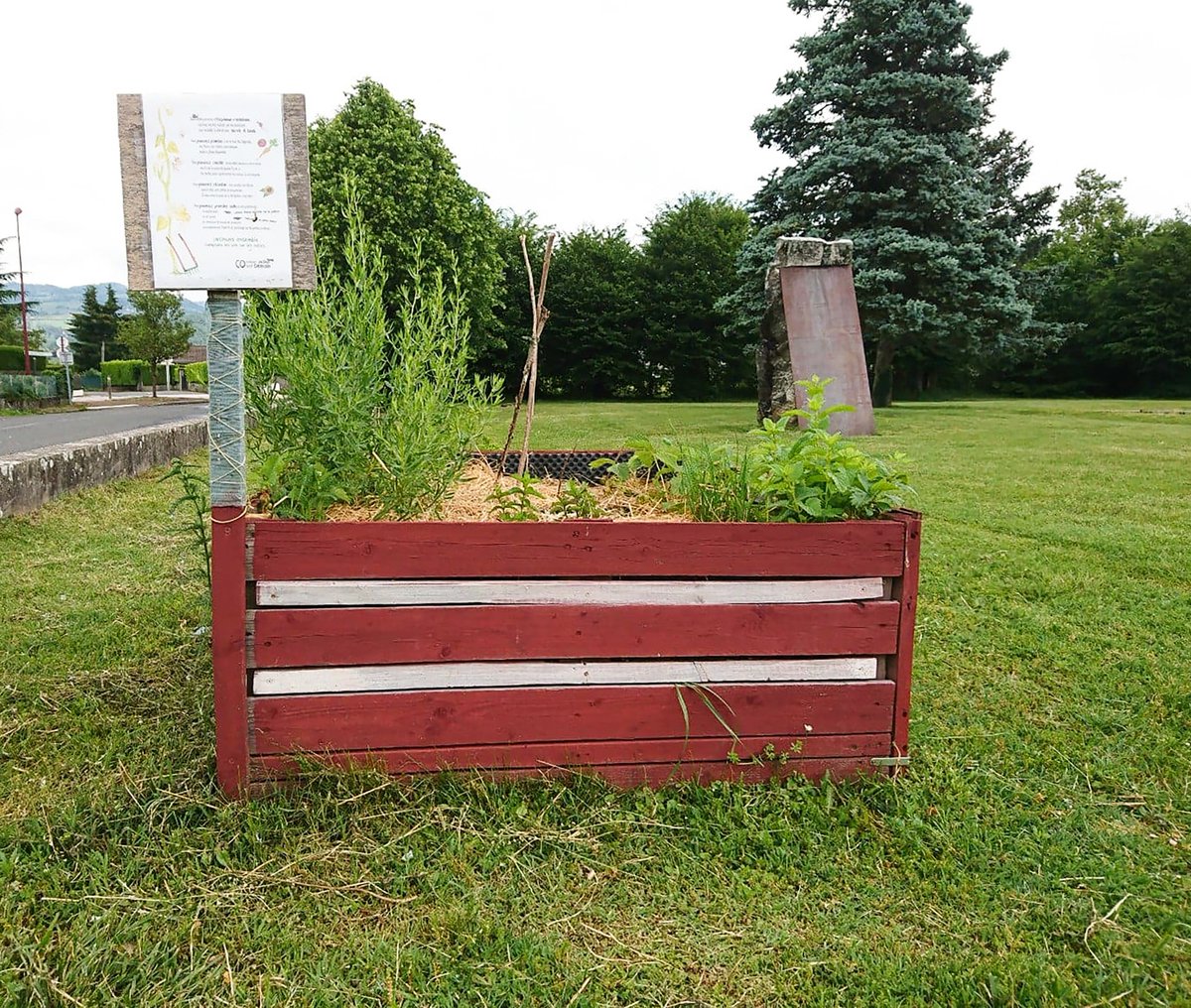 PackUpGroup's tweet image. Super initiative en faveur du développement durable! Ces trois bacs potagers partagés, installés devant la mairie de St-Etienne de Crossey, ont été fabriqués en revalorisant nos palettes usagées par le collectif "Citoyens Solidaires pour demain" !