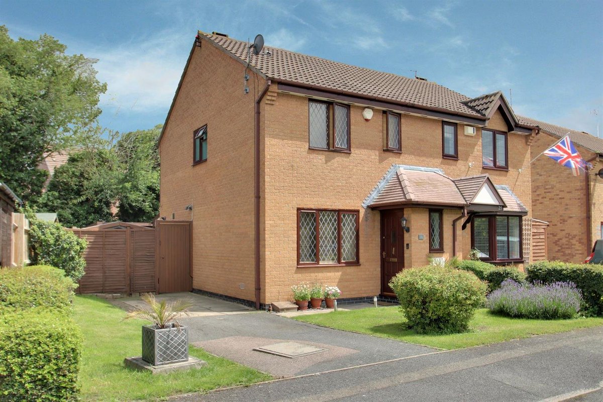 This lovely home is ready for you to move in to.  Ideally located on the south side of Rushden.  Call us now!
flinklp.haart.co.uk/ForSaleV5/?pro…