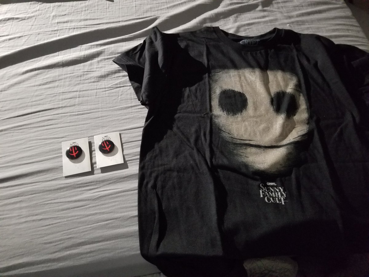 IAmAppleGod's tweet image. #CryptFamily #CryptCult @CryptTV the new merch is amazing I love the design and thank you for letting me stop by to get the masked signed by some of the team, A dream come true!