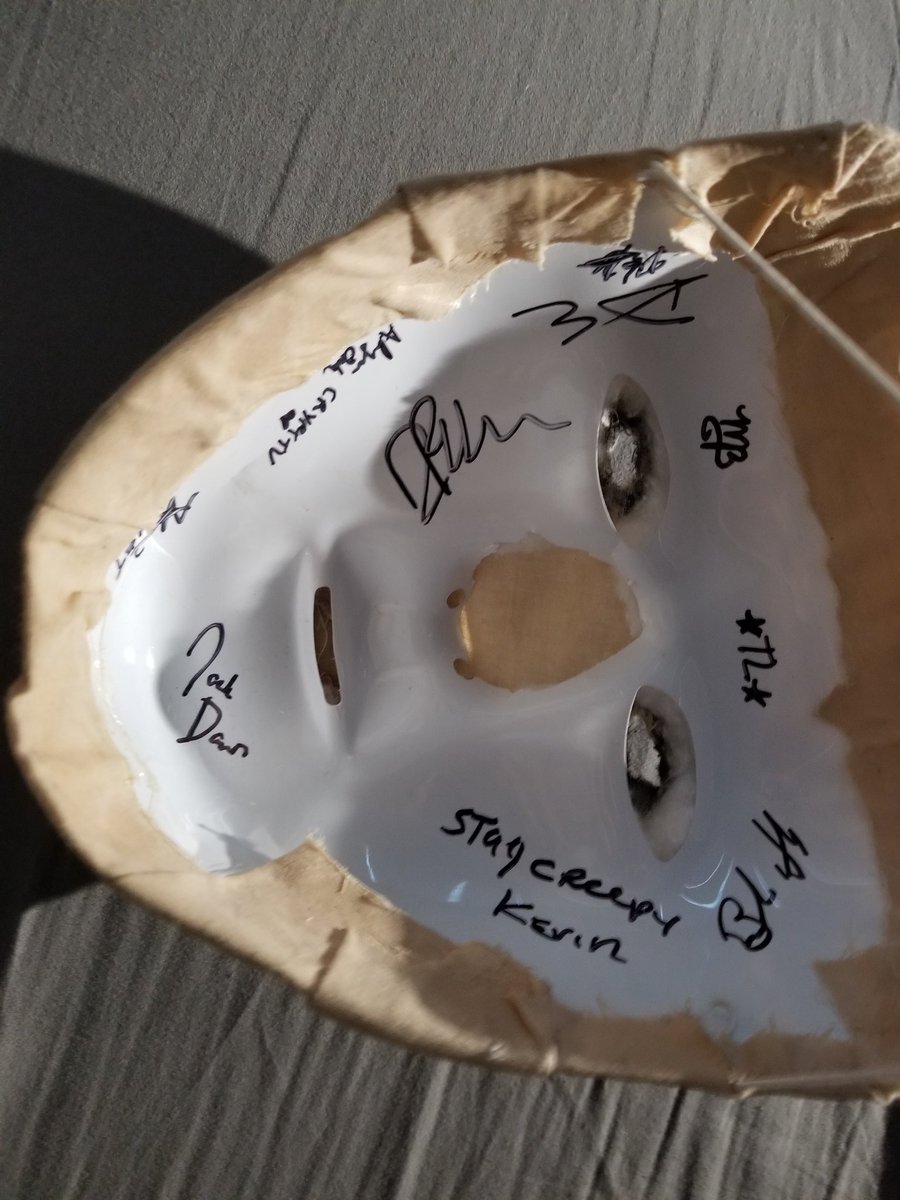 IAmAppleGod's tweet image. #CryptFamily #CryptCult @CryptTV the new merch is amazing I love the design and thank you for letting me stop by to get the masked signed by some of the team, A dream come true!