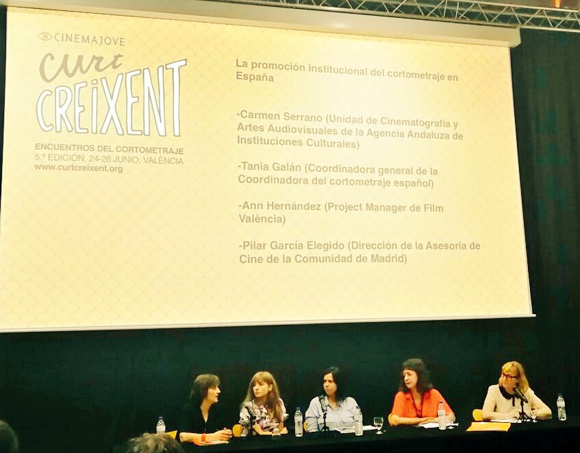 film_valencia's tweet photo. Hui continuen les jornades #CurtCreixent dins de #cinemajove La coordinadora de #FilmValencia #AnnHernández va participar ahir en la taula sobre "La promoció institucional del #curtmetratge en Espanya" amb @gaztelutxo @pilargarelegido #CarmenSerrano @CulturaCuenta
@cinemajove https://t.co/hRTUHfHbox