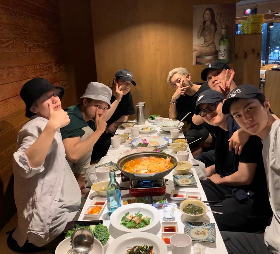 exo_schedules's tweet photo. [📸] 190625 oohsehun instagram with #EXO

➖
Our Sehun always provides us with lovely group photos
#TeenChoice #ChoiceInternationalArtist EXO @weareoneEXO https://t.co/DhapqDyFTW