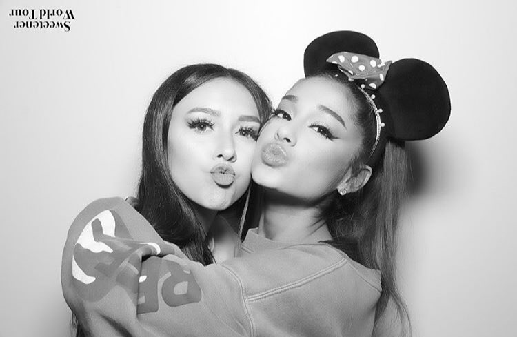 thearianarchive's tweet photo. more m&g pics from #SWTPhiladelphia 🖤 https://t.co/jd481tZXo6