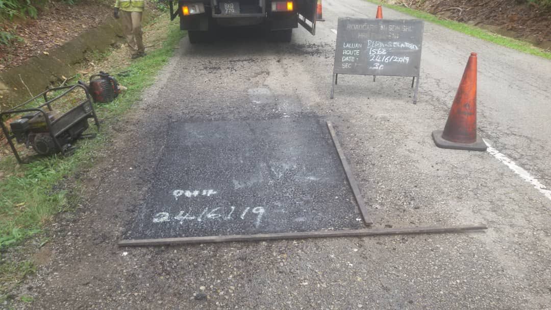 RC_temerloh's tweet photo. #R01 Kerja tampalan kekal #pothole di #ft1566 #sec30 #bera #teamroadcare @Roadcare_Phg @baru_bian @HjAnuarTahir @CSFJ_JKR @MOWorks @JKRMalaysia @Roadcare_Phg @JKRPAHANG @JeDi_Bera @BeraJkr @Roadcare_Msia @kpkrjkr https://t.co/mF9DlT0FJE