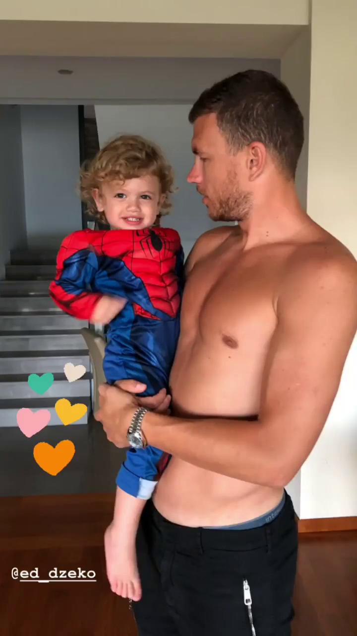 Edin Dzeko 9 Fans On Twitter Edin Dzeko With Dzeko Junior Like Father Like Son Eddzeko Holidays Dzeko Family Dani