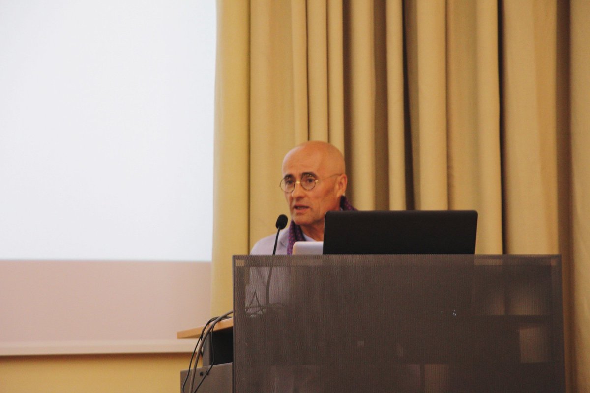 ProactionLab's tweet photo. . @OscarGoncalve15, another mentor of our director Jorge Almeida, is now giving a talk about how our #mindwanders. @FPCEUC @UnivdeCoimbra #ProactionMovingDay #mindwandering #neuroscience #cognitive https://t.co/vHQmelsoI1