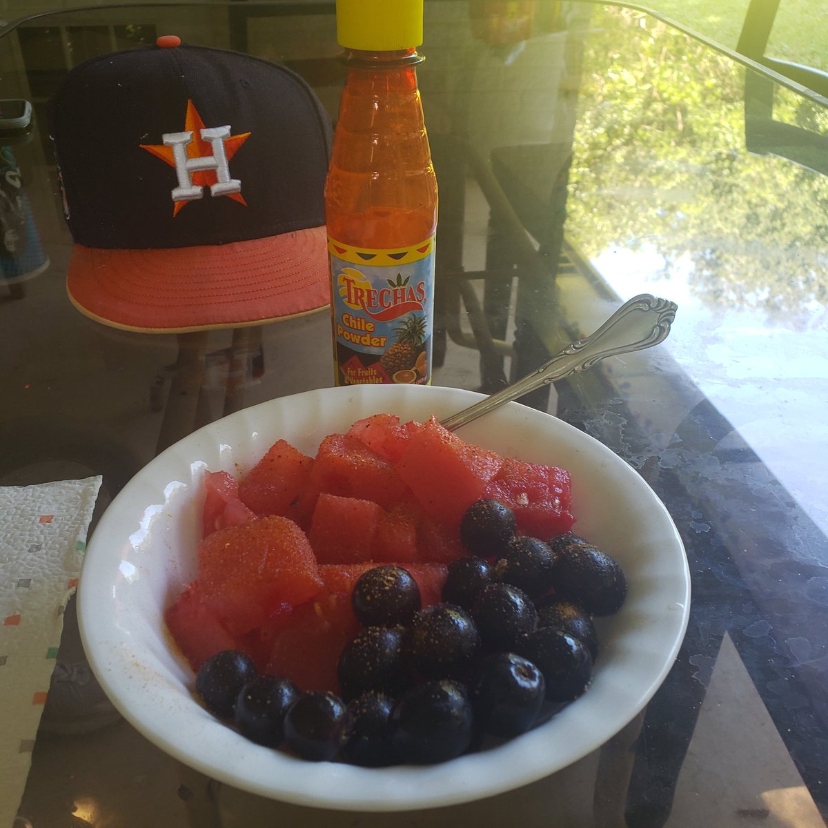 David_G60's tweet photo. Raking leaves on my back yard, morning snacks #trechas https://t.co/u1RUrYYFVX