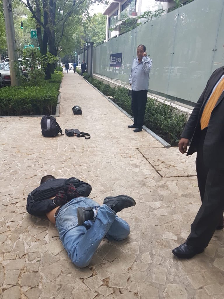 Ayer, civiles armados persiguieron a este caco que intentó escapar en moto después de asaltar a un cuentahabiente ¿Si mejor nos pasan el dinero de la @SSP_CDMX y nos defendemos solos <a href="/Claudiashein/">Claudia Sheinbaum Pardo</a>?

Es claro que ustedes no pueden con el paquete.