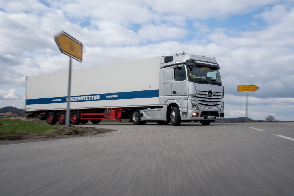florian_martens's tweet photo. #Wagenstetter has been putting our improved safety features to the test! The #ActiveDriveAssist on our new @MercedesBenz #Actros allows for partially automated driving in all speed ranges, which is a first in a series-production truck: https://t.co/jLzRNm1UsF #newActros https://t.co/TrnAqxC5zv