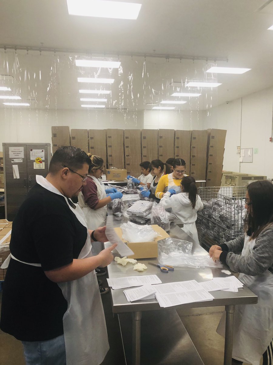 Kristal Talamantes (@kristal_arely_) on Twitter photo Volunteering during Summer break on behalf of #HacemosLubbock <a href="/xbiohazard007/">Javier Palacios</a> <a href="/LBKCallCenter/">Lubbock CC</a> #southplainsfoodbank Volunteering during Summer break on behalf of #HacemosLubbock <a href="/xbiohazard007/">Javier Palacios</a> <a href="/LBKCallCenter/">Lubbock CC</a> #southplainsfoodbank