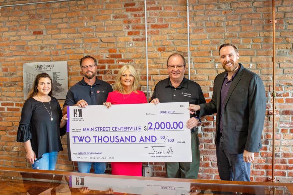 HPMGINC's tweet photo. Justin and Diana (HPMG Founders) presented a check as part of our “Do Love Well” Giving Initiative to Main Street - Centerville Director Mary Wells, Board President John Cosby, and Board Member Ryan Stober last week! #SmallTownStrong #RealityBasedCreative https://t.co/WEbe7Pc4NY
