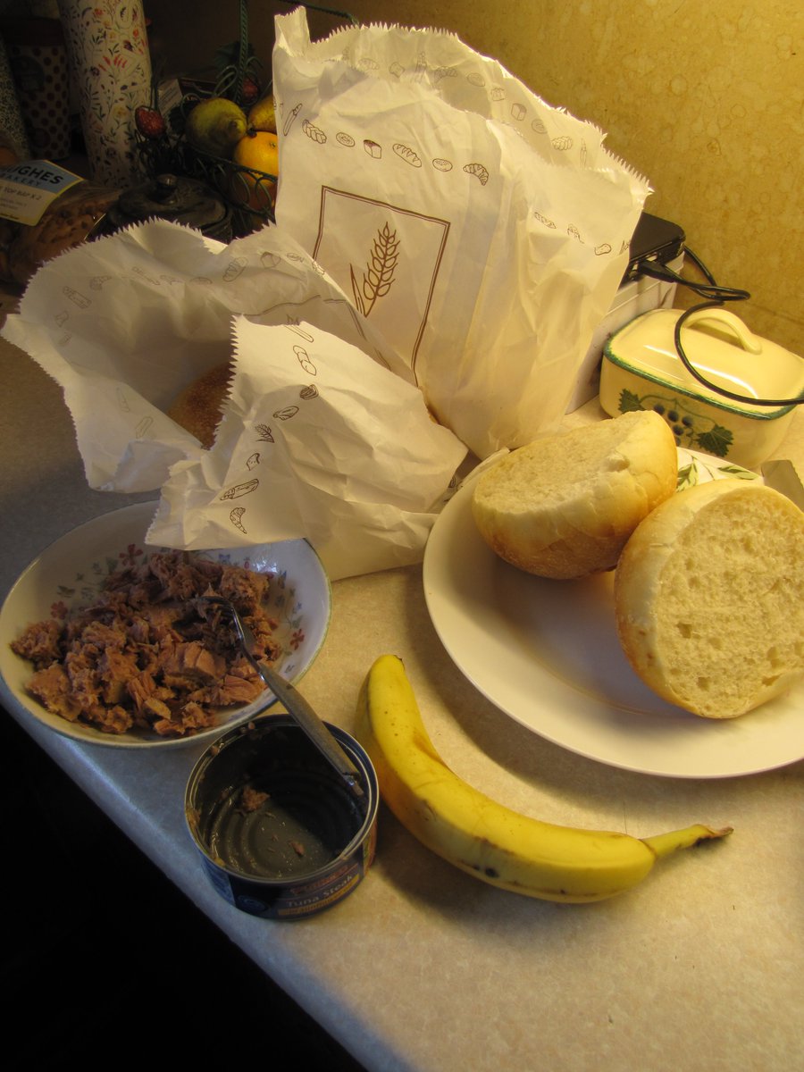 greenbeltsal's tweet image. @HughFW 
@PlasticFreeTues #PlasticFreeTuesday @climate_earth 
#LocalBread bought in #PaperBags 
#TinnedTuna
#JarOfGherkins Gherkins instead of #SaladCream (Plastic squeezable bottle!)  
#Cucumber 
#Banana