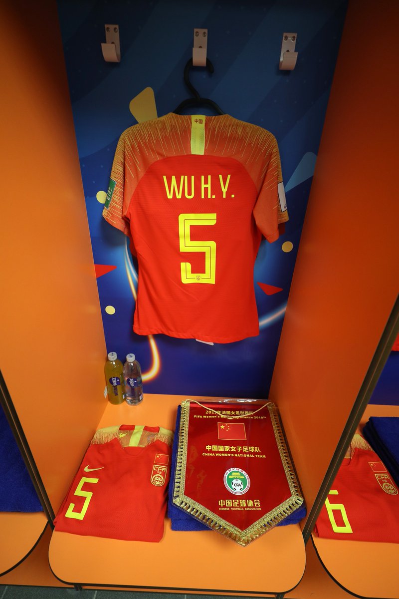 FIFAWWC_CHN's tweet photo. Inside the locker room - That's the uniform they will wear in half an hour and go to the battle field. #ITACHN #FIFAWWC
半个小时后，我们的队员们将穿着这身球衣，走上战场！#CHN @wangshuang7 https://t.co/baAh2N1duW