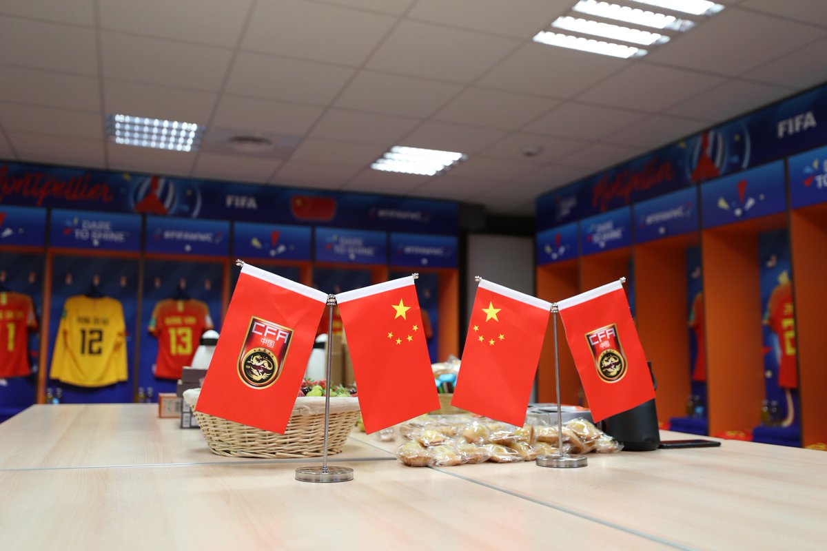 FIFAWWC_CHN's tweet photo. Inside the locker room - That's the uniform they will wear in half an hour and go to the battle field. #ITACHN #FIFAWWC
半个小时后，我们的队员们将穿着这身球衣，走上战场！#CHN @wangshuang7 https://t.co/baAh2N1duW