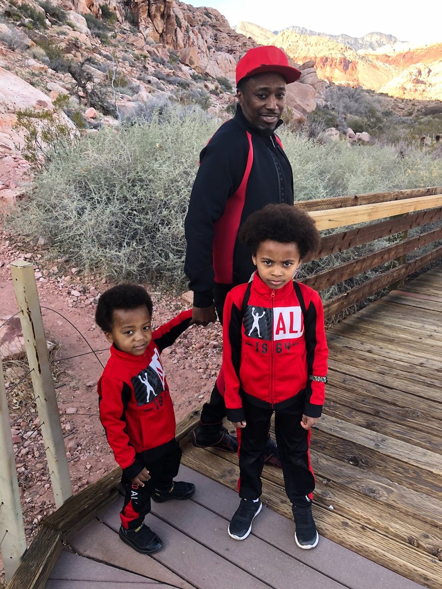 EddieGriffinCom's tweet photo. Aye #PhoenixAZ Guess which one of us will be at @StandUpLive next weekend July 5th & 6th π Get your tickets now! These shows will sell out! #LaughsOnTap #Comedy #LaughYoAssOff #Comedy #EddieGriffin #Solid βπΎπ https://t.co/Z8QgCLcCVD
