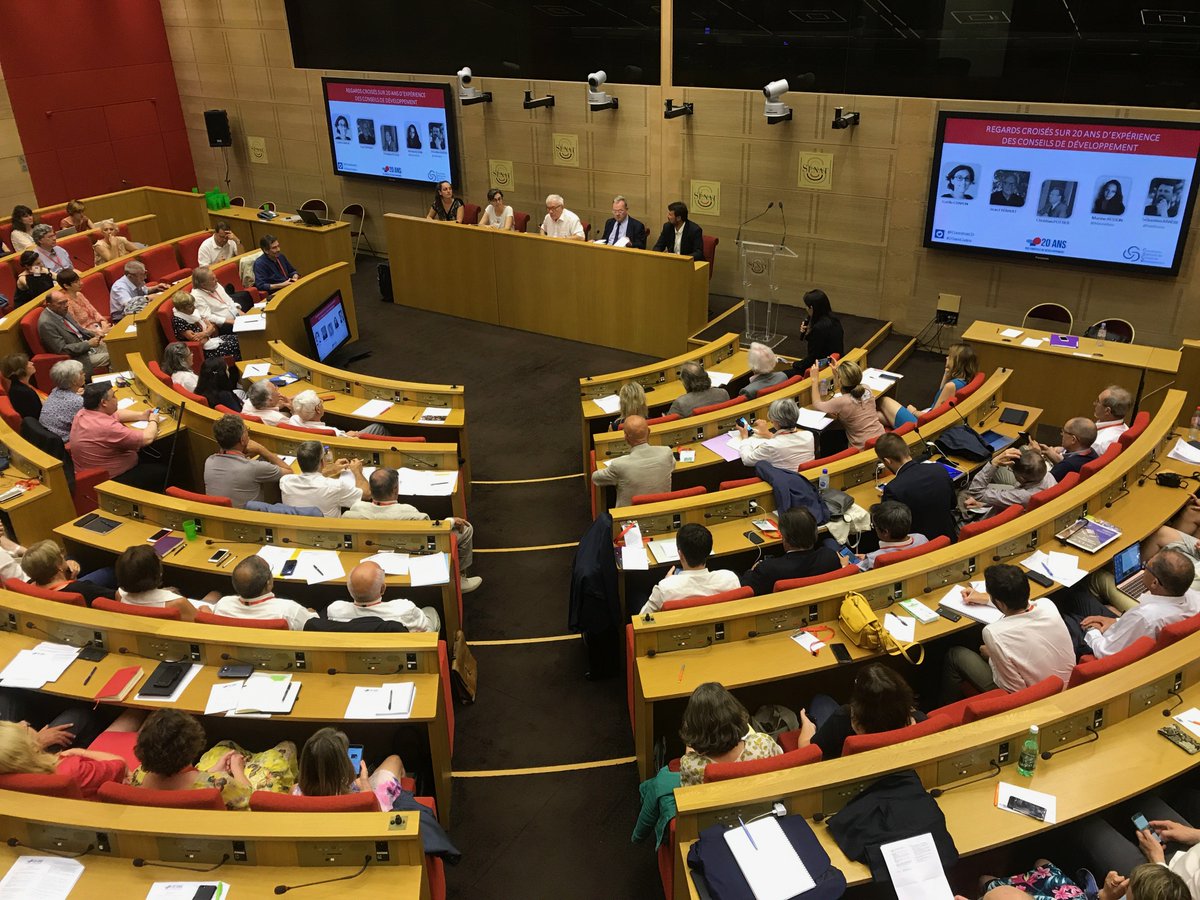 CoordNatCD's tweet photo. La loi LOADTT dite loi Voynet a 20 ans aujourd’hui. Elle a donné une existence légale aux 1ers Conseils de développement. Nous étions nombreux hier pour partager un bilan et nous tourner vers l’avenir ! #collter #20ansCodev #demopart #participationcitoyenne https://t.co/WVg4U0XDut
