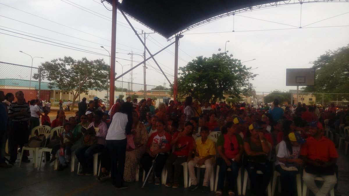 HogaresZulia's tweet photo. #22junio lideresas presentes, en actividad realizada por la Gran Misión Hogares de la Patria @JMariarosa @NicolasMaduro @psuvaristobulo @PartidoPSUV @VTVcanal8 @hogarespatriave @OmarPrietoGob https://t.co/NvV1eYep8c