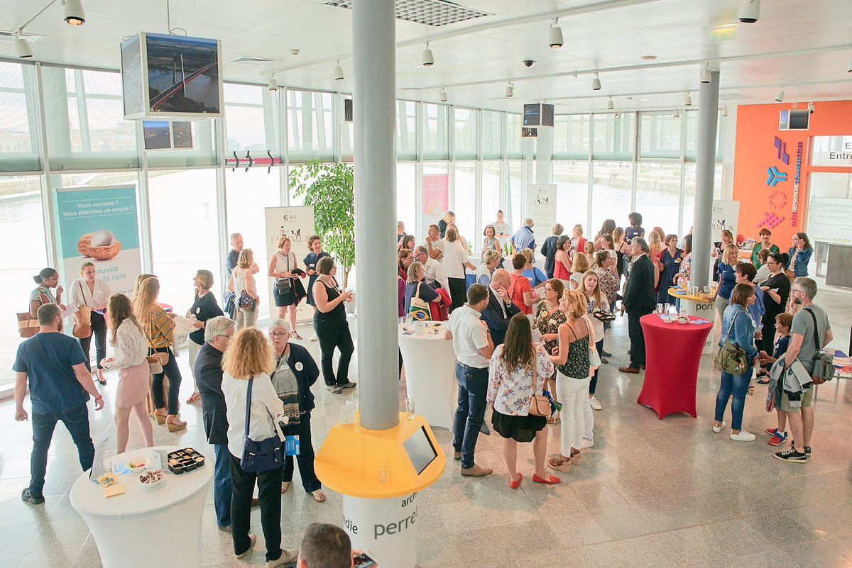 Femmeschallenge's tweet photo. [🔙📸] Vous étiez + de 110 participants présents lors de notre  #RegardsCroisés « Réaliser ses rêves » de DIMANCHE 23 JUIN à la  @cciseinestuaire ! Merci à tous ! 🙂👍👠 © Charlotte Leroux https://t.co/F9bO0c4E9T