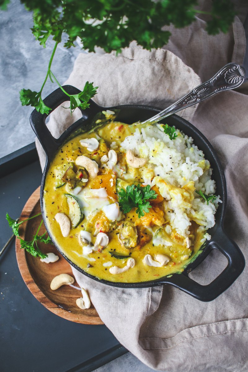 Just a few key stock ingredients to make this, to use up whatever veg you have left in your fridge.

-Tin of coconut milk 
-turmeric
-garlic
-curry powder
-rice

The rest you can just sort of free-style (I do this every time I make a curry)

lucyandlentils.co.uk/recipes/dinner…