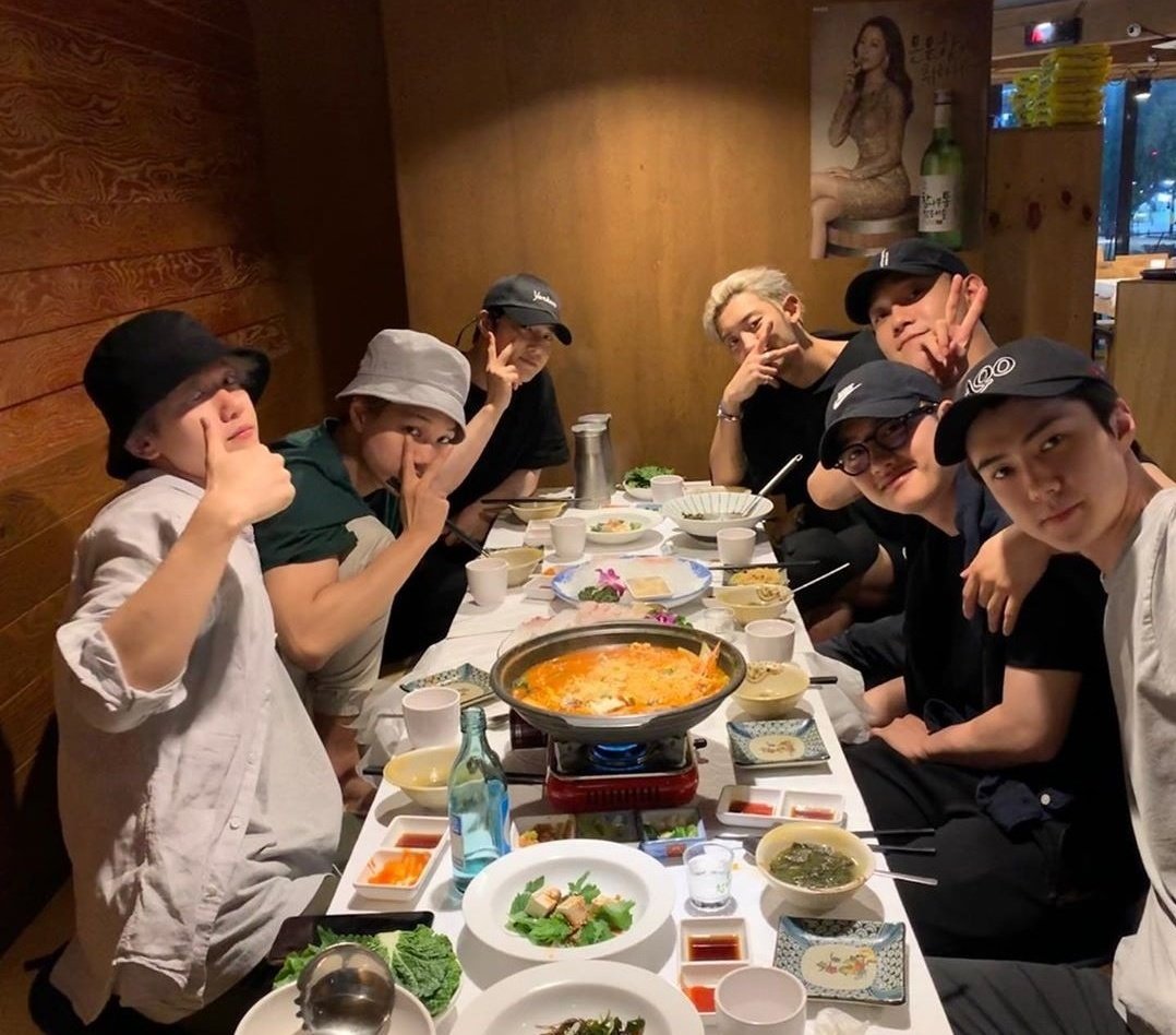 EXOVotingSquad's tweet photo. [Social 50 + Teen Choice]

EXOL, last 10 minutes! Fighting! 

✅Reply x 1485 &amp; RT x 1485 🔥
✅Use the hashtags! 😊

#TeenChoice #ChoiceInternationalArtist EXO @weareoneEXO

#EXO https://t.co/0zelUdB8dM