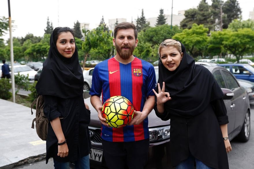 Están demandando al falso Messi iraní. ¿Quiénes? 23 mujeres de ese país. ¿Por qué? Se hizo pasar por el 10 para tener relaciones con ellas.