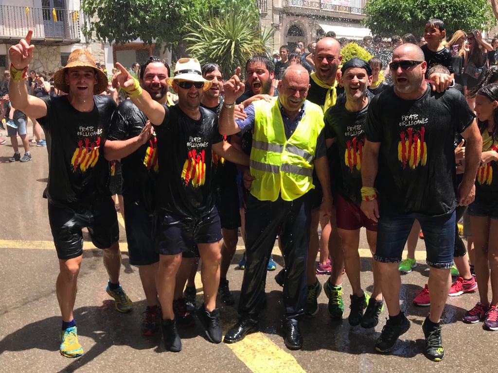 isaacperaire's tweet photo. Han estat les últimes Festes de #SantJoanielsElois amb el Llorenç Vall d’agutzil. Els últims 4 anys les he pogut viure des de les tripes, i us asseguro que ell ha estat imprescindible. Avui, a mode d’homenatge, l’hem sotmès a la remullada final. Gràcies Llorenç! #PratsdeLluçanès https://t.co/l8KSBdevZn