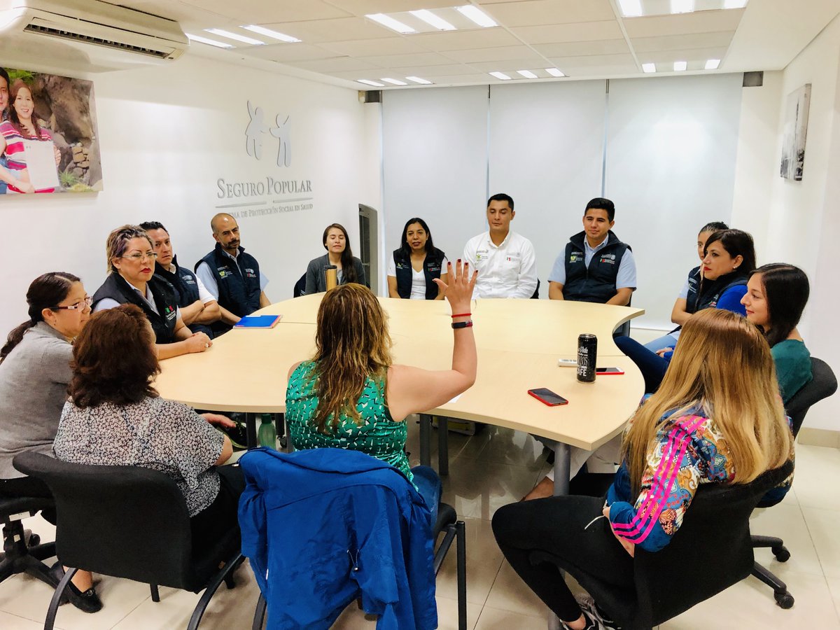 SegPopQueretaro's tweet photo. Tener buenas relaciones interpersonales y formar grandes equipos de trabajo logra excelentes resultados. El día de hoy la directora Lic. Lorena Loza impartió el 3er curso de interacción y comunicación del Seguro Popular Querétaro. #ElSeguroPopularSeTransforma #QroOrgulloDeMx https://t.co/qypfvB2Yee