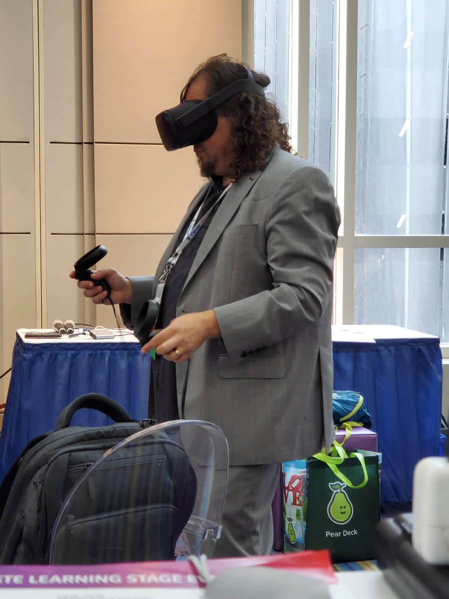cyberpseudonym's tweet photo. Just saw @teach42 IRL! #ISTE19 https://t.co/akiw3zHQQo