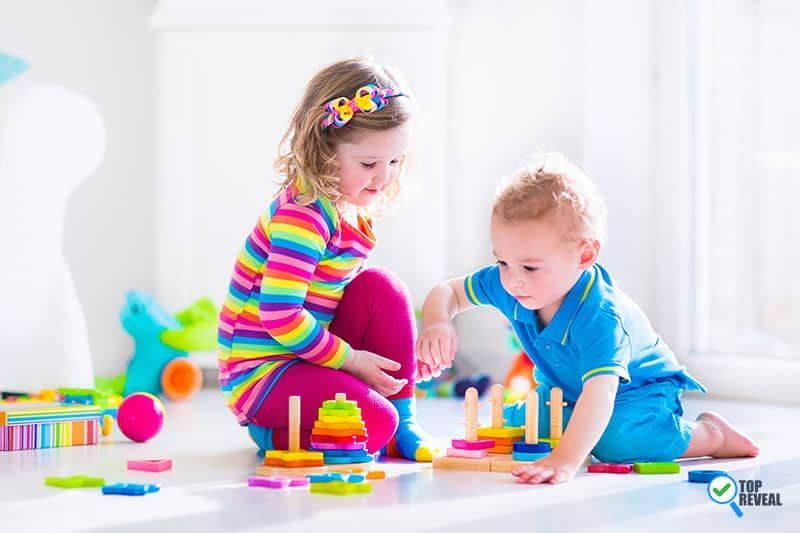 Дети строят из кубиков. Дети стро т. Ребенок в каске. Развивающие игрушки для детей. Дети строят дом.