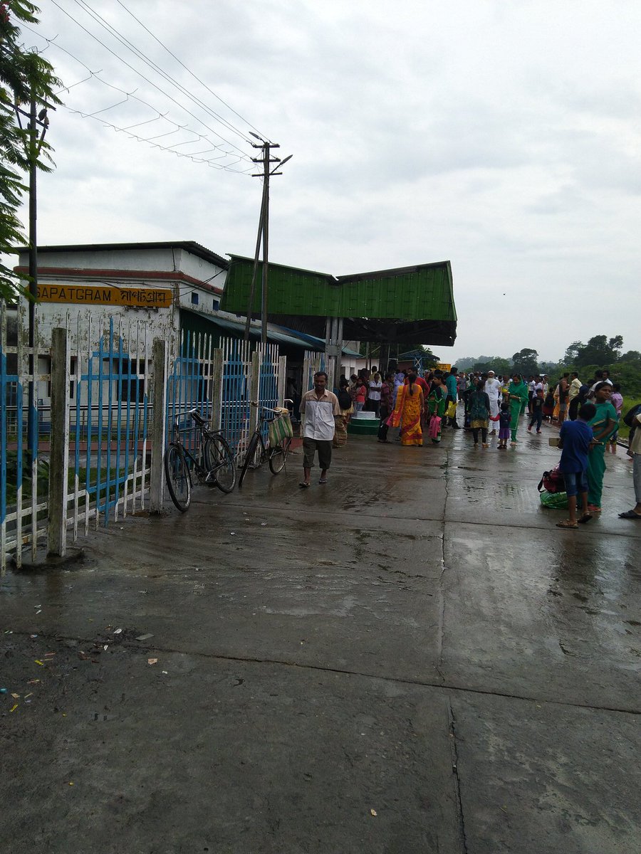 @RailwaySeva #sapatgram station nfr , rainy season people boarding train with umbrella having age old METER GAUGE platform shades
#incredibleRailways