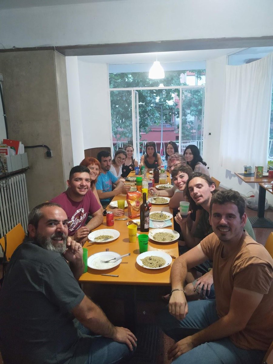 rogetus's tweet photo. Posem avui punt i final a cinc mesos de taller d'#intercomprensió entre llengües romàniques en el marc d'una escola popular i gratuïta, @LMadrasseta, amb seu a l'incombustible @l_obrera. https://t.co/7GUTUGbuxt