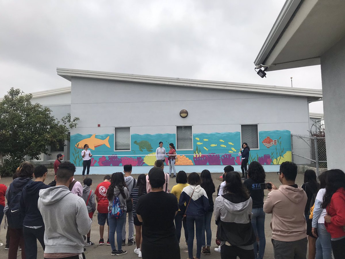 schoolbiz85's tweet photo. ARTS &amp; Granger Griffins coming together to create beautiful art pieces and fill the open canvas that exist within our school...Go Griffins! #suhsd https://t.co/3HW5VE58e9