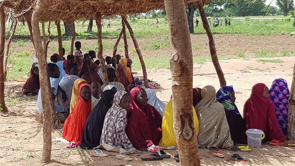 LadanSalihu1's tweet photo. HE MADE MY DAY!
Governor Bala Mohammed stooped his Convoy when spotted these kids studying in make-shift shanties, some under a Tree. He interacted with the kids and directed for a school to be built for them. https://t.co/tNR2UkvXgL