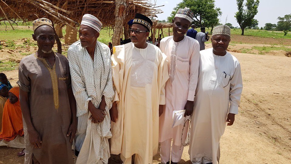 LadanSalihu1's tweet photo. HE MADE MY DAY!
Governor Bala Mohammed stooped his Convoy when spotted these kids studying in make-shift shanties, some under a Tree. He interacted with the kids and directed for a school to be built for them. https://t.co/tNR2UkvXgL