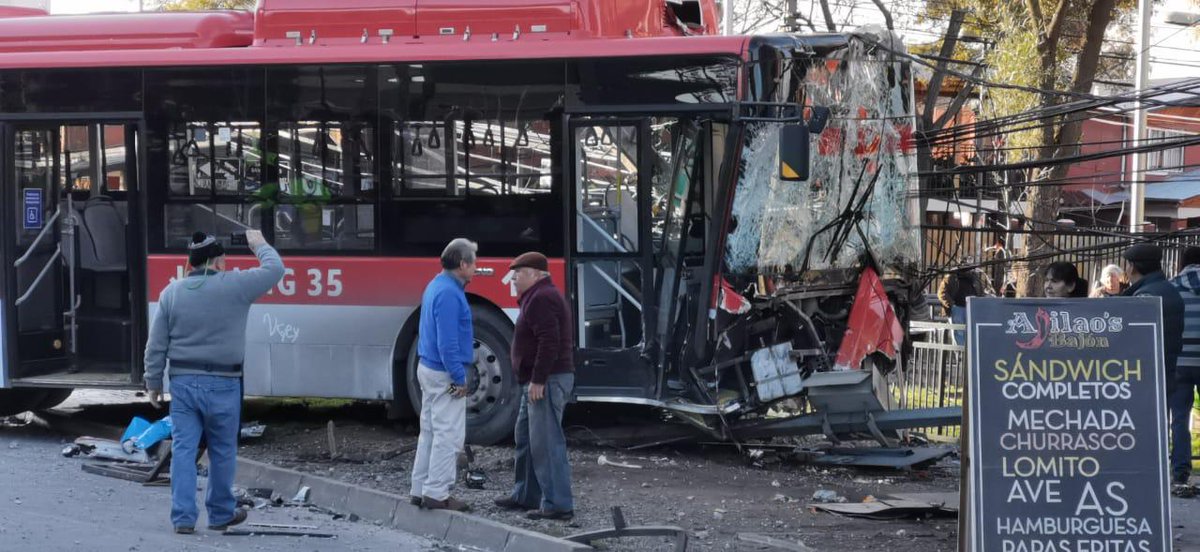informanred's tweet photo. Ampliamos #AlertaIRED: Accidente de bus eléctrico LCTG35 213e de @STPsantiagoSA y auto en Vicuña Mackenna / Salvador Sanfuentes (sector Elisa Correa), 15 lesionados hasta el momento @biobio @Cooperativa @Transantiago @Red_Movilidad @UOCT_RM @radiocarab #Santiago #PuenteAlto #IRED https://t.co/KR3S07zrPl