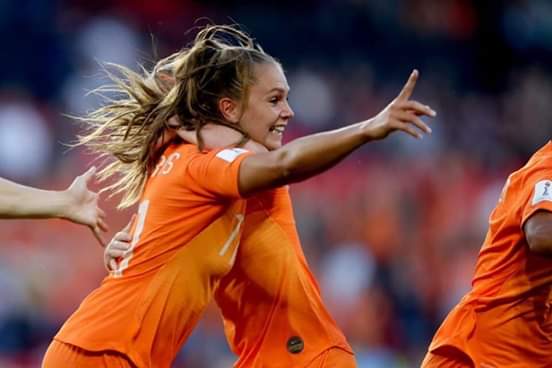AnalyticalFoot1's tweet image. Lieke Martens takes her team to the World Cup quarter finals 😍😍

#Redsa