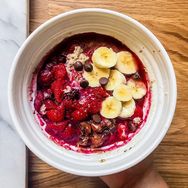 paleogfe's tweet photo. Oats for lunch, yes or no?🙋‍♀️
Was craving oats, so oats for lunch it is. And no, they aren’t paleo, but neither am I so it’s all good😅they are GF, so it still works👌🏼loaded up with some sautéed strawberries and mixed berries, banana, dates, flax, chia s… https://t.co/9oOrXuoofW https://t.co/3ID9wVZeGf