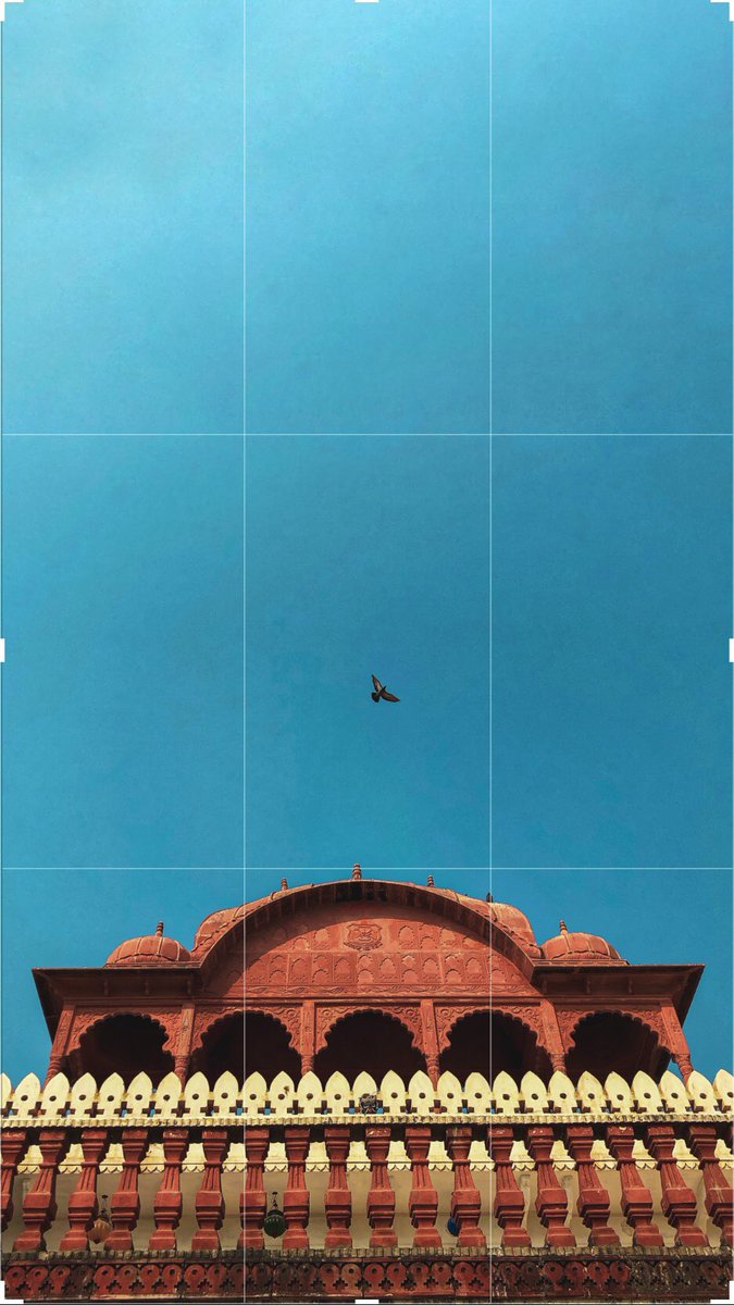 Composition (1)أولى الاساسيات هي قاعدة التثليث Rule of Thirdsكل لقطة نقدر نقسمها لثلاث أجزاء تكون ظاهرة على الشاشة، القاعدة تقول أنه نوضع العنصر المهم في ثلث ونترك ثلثين للخلفية، أو العكس... وهذي احدى اولى الاساسيات الي تساعد في تطوير التقاط الصورة وتستخدم كثير في Landscape