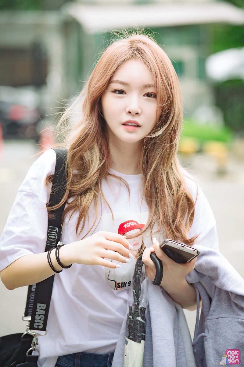 ultskimchungha's tweet photo. chungha on the way to record yhy’s sketchbook (2017 vs 2019) https://t.co/omzMsIvdM9