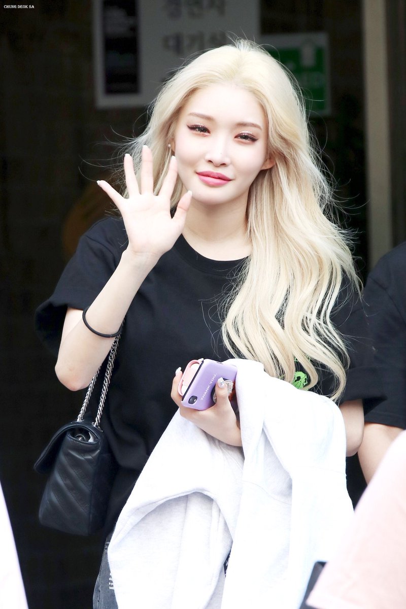 ultskimchungha's tweet photo. chungha on the way to record yhy’s sketchbook (2017 vs 2019) https://t.co/omzMsIvdM9