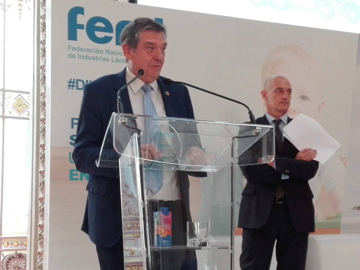 fesbal_org's tweet photo. En el Día Internacional Lácteo #DIL19, la Federación Nacional de Industrias Lácteas (FeNIL) ha premiado a FESBAL, con uno de sus galardones anuales, por facilitar el acceso a la leche y los productos lácteos a los más desfavorecidos.
¡GRACIAS! #FESBAL https://t.co/d2Y51X6xbt