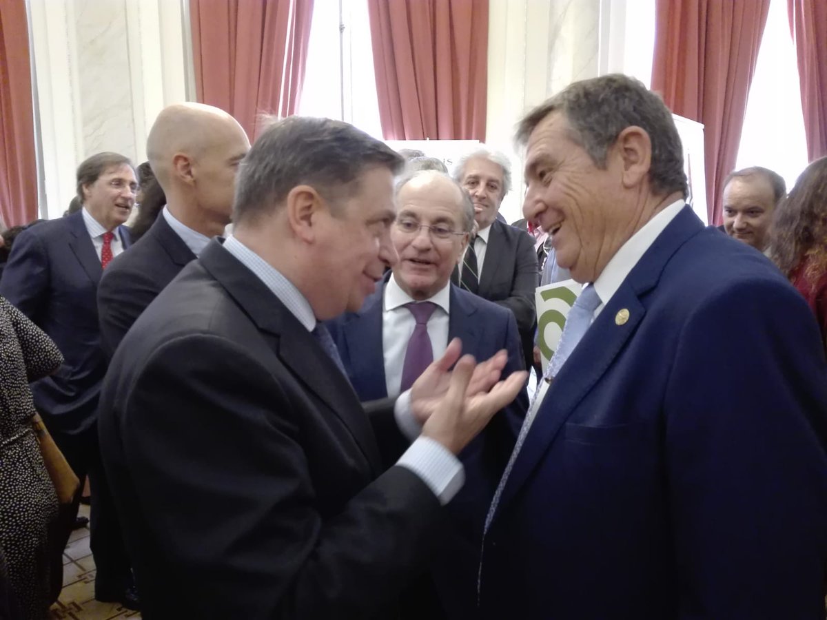 fesbal_org's tweet photo. En el Día Internacional Lácteo #DIL19, la Federación Nacional de Industrias Lácteas (FeNIL) ha premiado a FESBAL, con uno de sus galardones anuales, por facilitar el acceso a la leche y los productos lácteos a los más desfavorecidos.
¡GRACIAS! #FESBAL https://t.co/d2Y51X6xbt