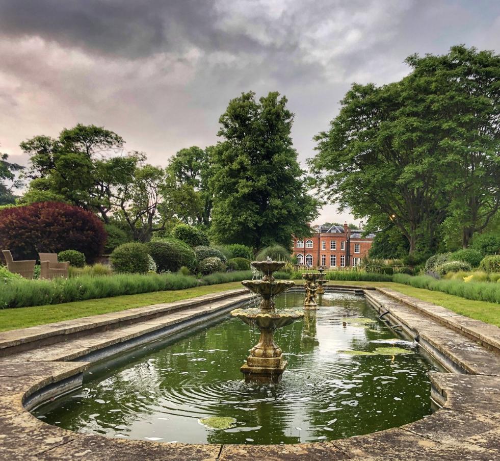 Exclusive_Hotel's tweet image. The beautiful gardens of Royal Berkshire, Ascot. Pop by for a stroll around our beautiful grounds or enjoy a drink on our outdoor terrace. #RoyalBerkshire #Ascot #myexclusive #nature #garden #afternoontea ⠀